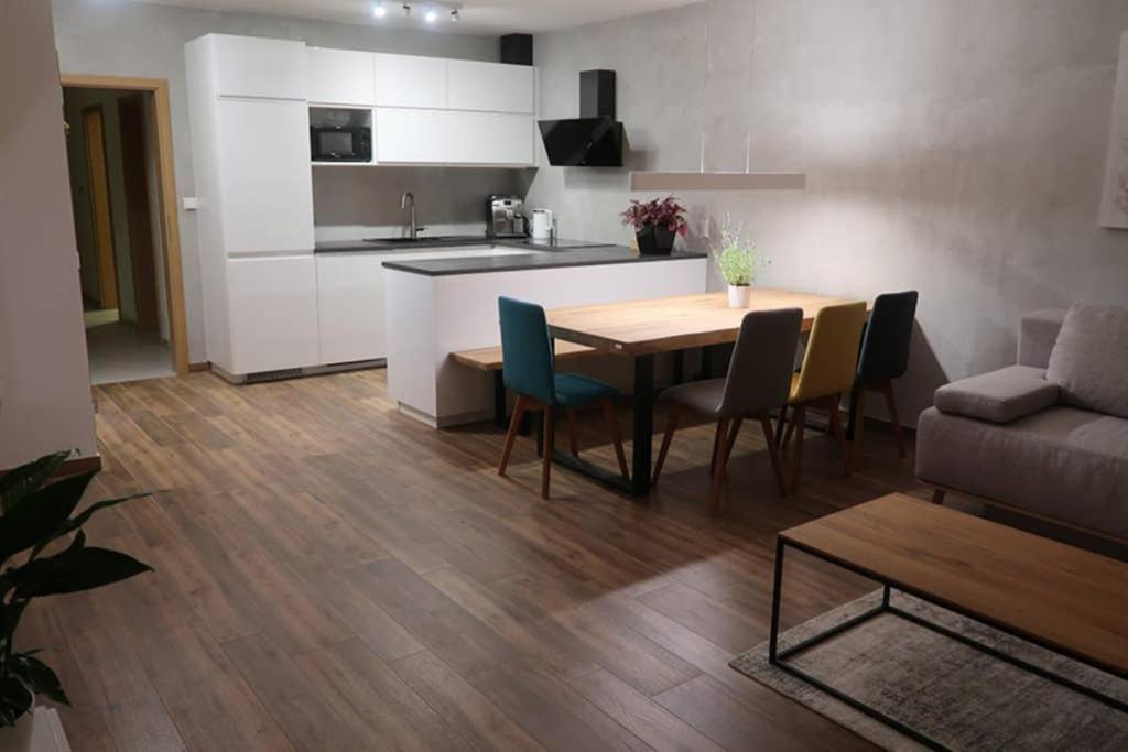 מיקולוב Veritas House מראה חיצוני תמונה