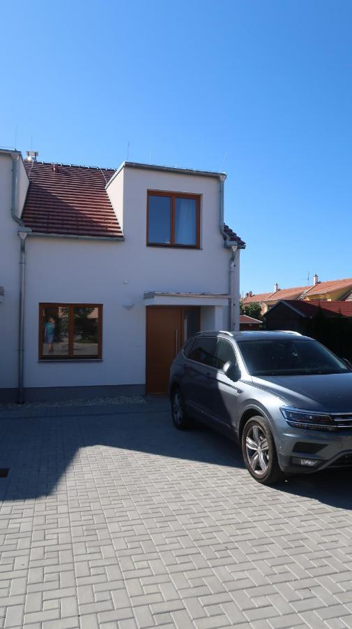 מיקולוב Veritas House מראה חיצוני תמונה