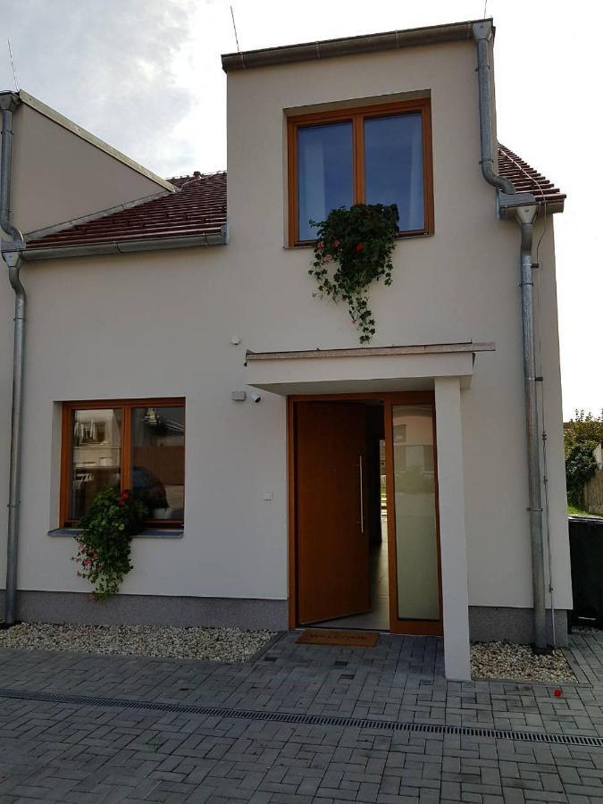 מיקולוב Veritas House מראה חיצוני תמונה