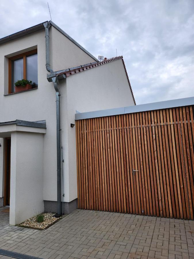 מיקולוב Veritas House מראה חיצוני תמונה